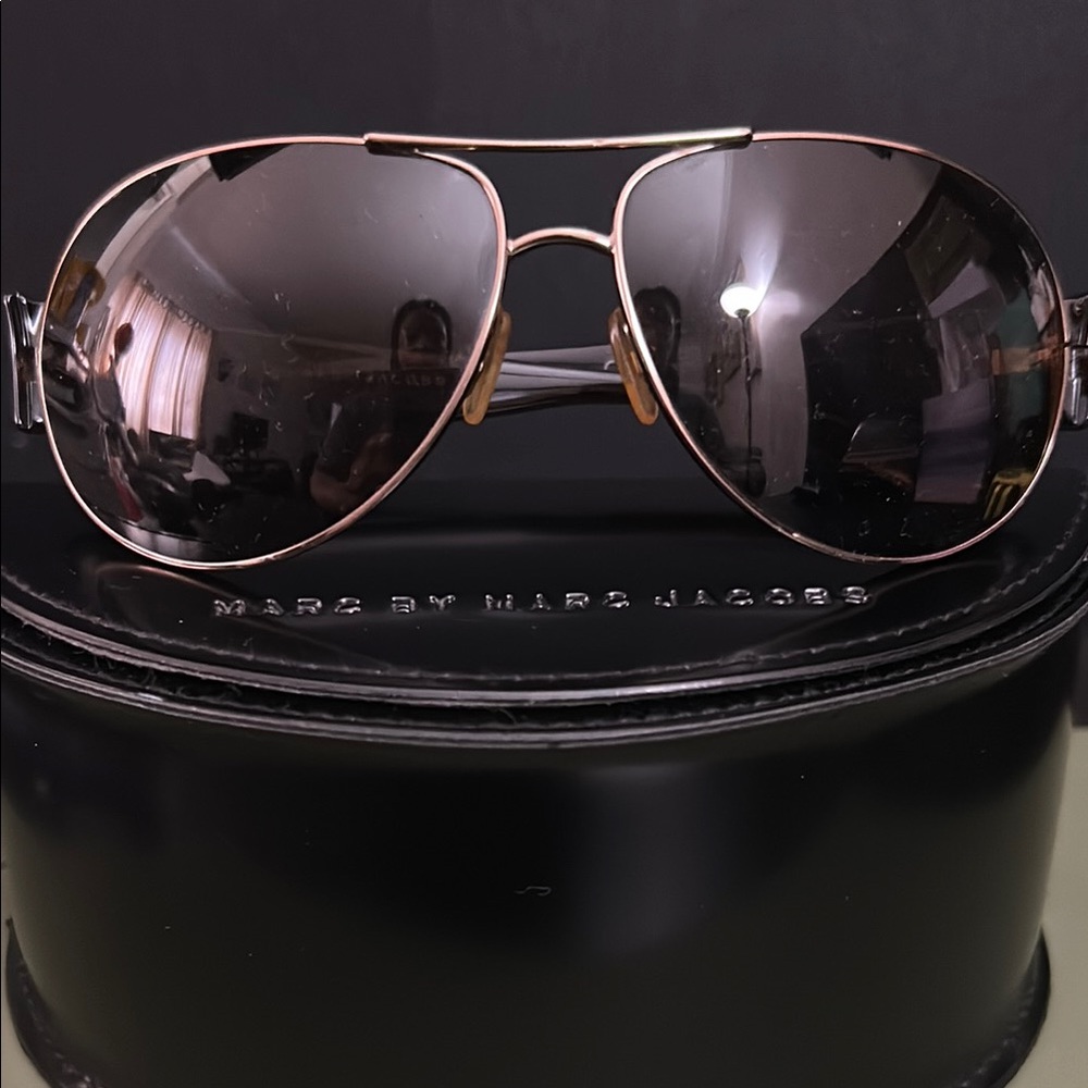 Stylish Aviator Sunglasses with Case